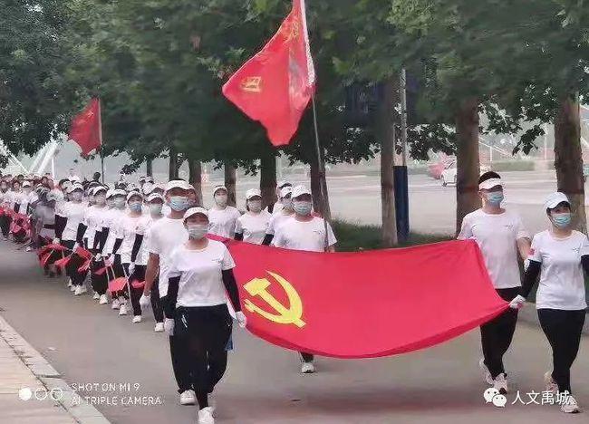 沈阳一青少年冰球邀请赛多支球队比赛中发生冲突:裁判和球队工作人员出面制止
